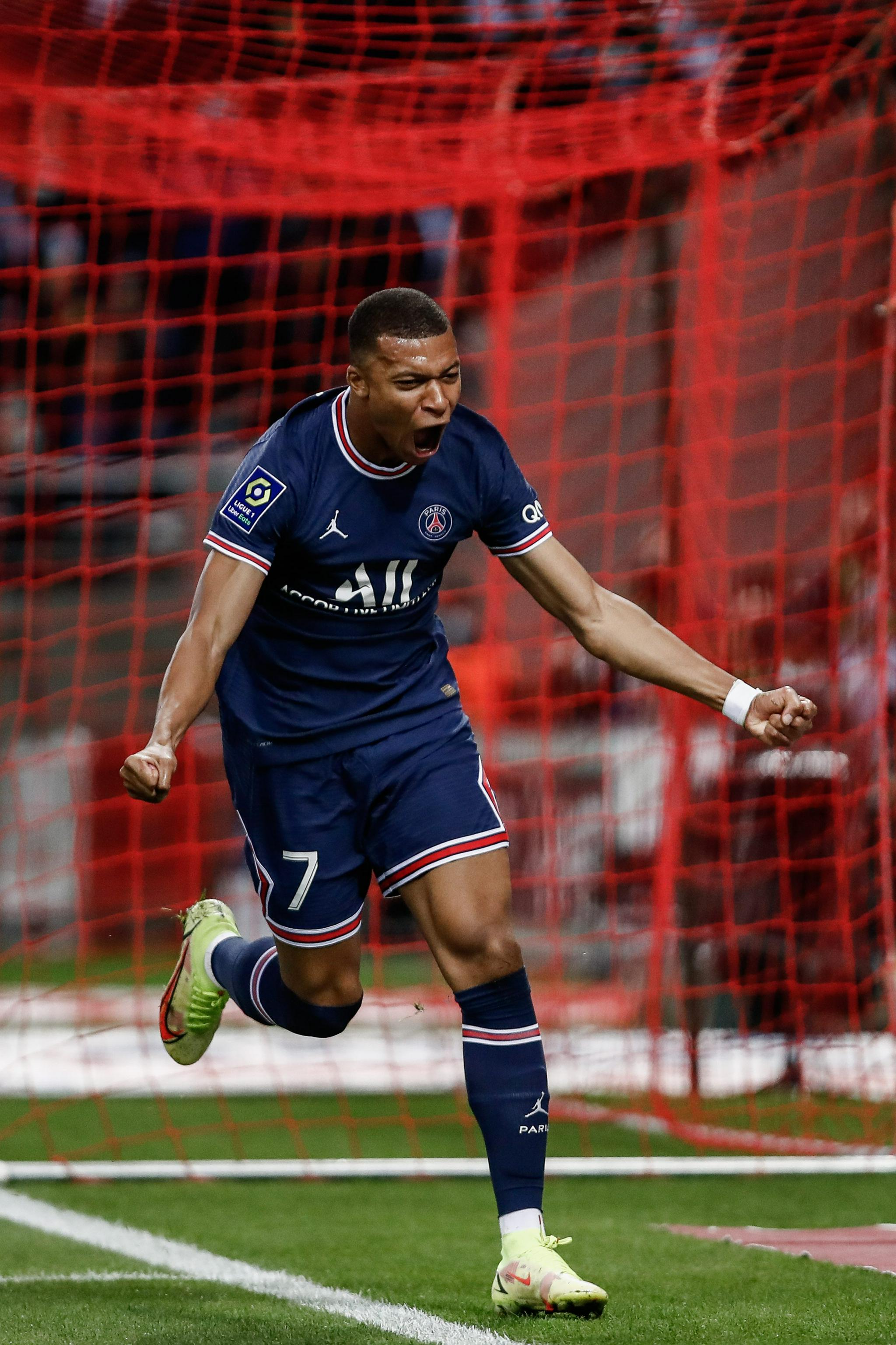 再起风波，内马尔：向教练致歉？又是哪个狗屎记者编造的谎言（风波再起，内马尔反击：向教练致歉？又是哪位记者在编造谎言）