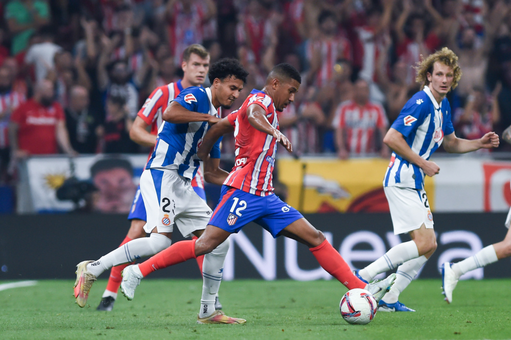 库里三分爆炸连中八球点燃全场（库里三分手感炸裂，连飙8记引爆全场）