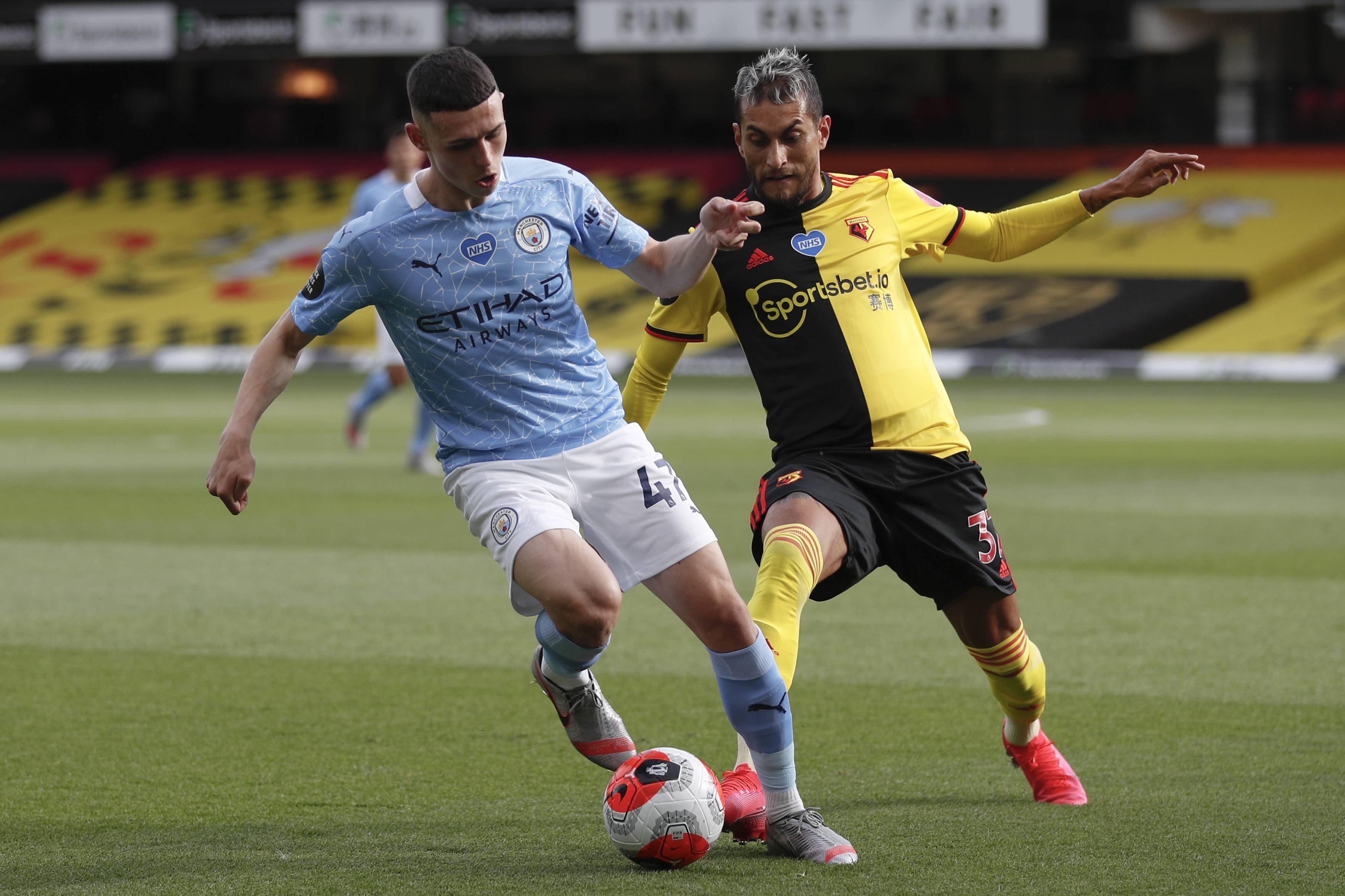 欧冠八强全部出炉，新贵强势晋级引爆热议（欧冠八强尘埃落定，新贵强势突围引发热议）