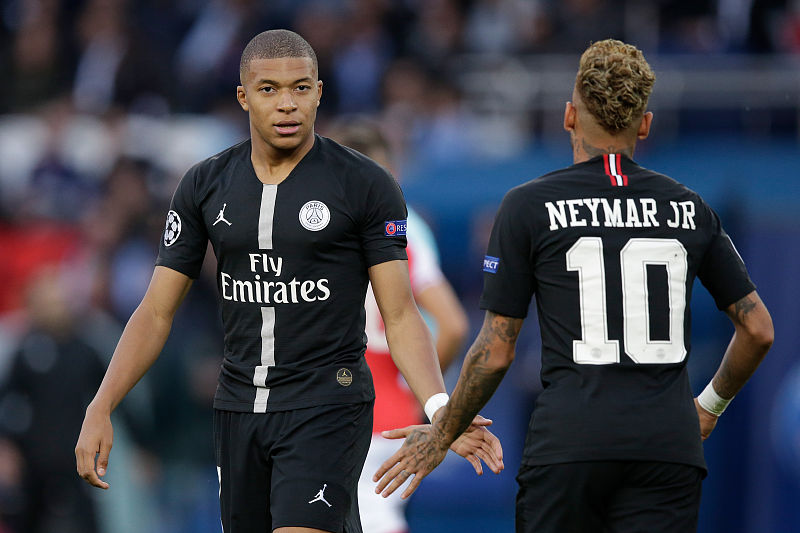 赛前梅州球迷晒多幅Tifo，致敬投资人魏晋平与梅州全体队员（梅州球迷赛前展示多幅Tifo，向投资人魏晋平及全队致敬）