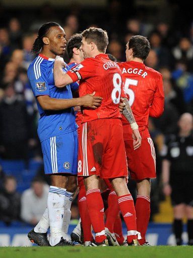 足球曝英超多队将出售核心以平衡财政（曝英超多队拟出售核心球员以缓解财务压力）