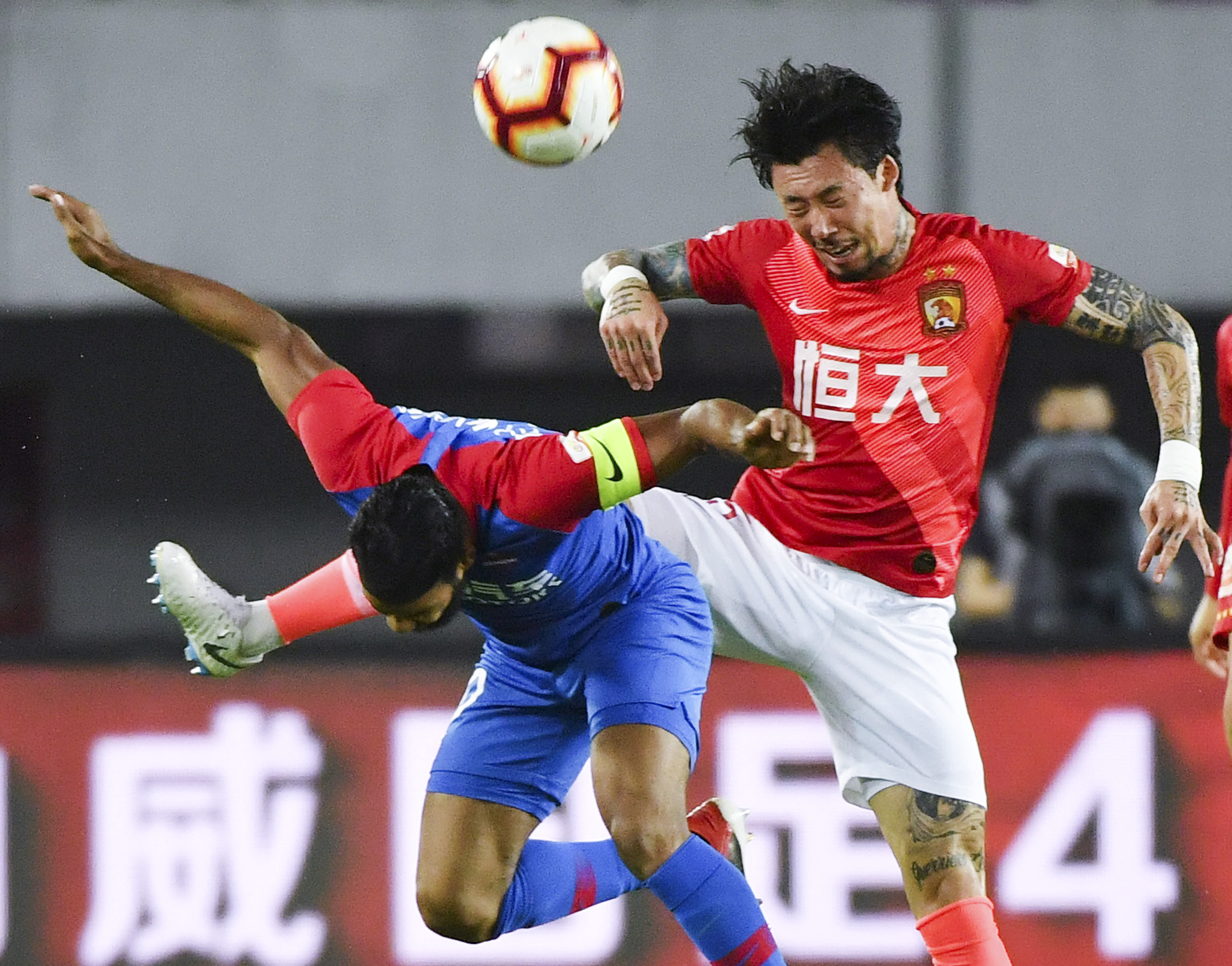 中超客场霸主！2025赛季客场积分榜揭晓，海港35分领跑，冠军当之无愧（2025中超客场榜出炉：海港以35分登顶，冠军实至名归）