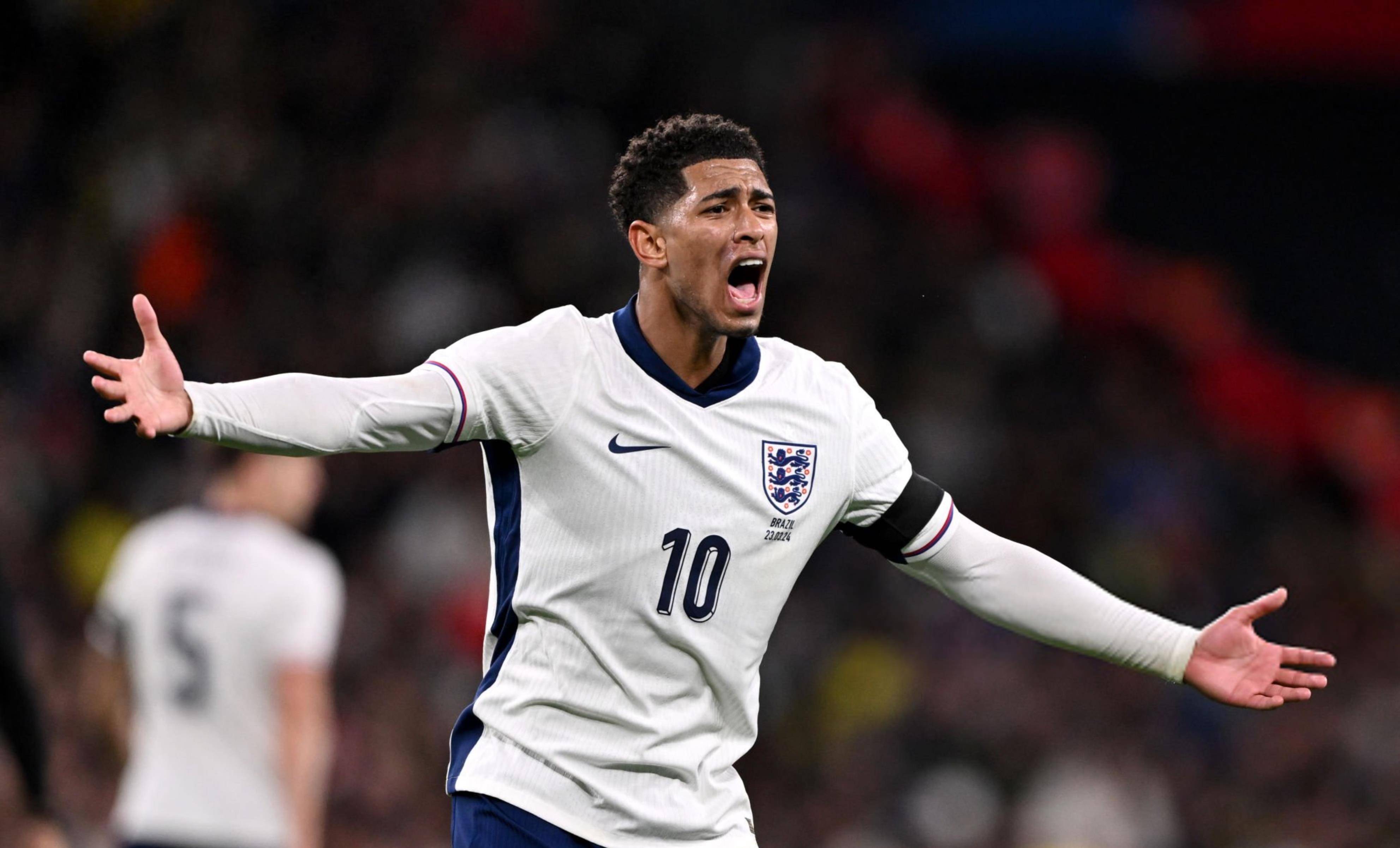 TA：因现代足球重视边路与攻防转换，菱形中场阵型已几乎绝迹（TA：现代足球强调边路与攻防转换，菱形中场几乎退出历史舞台）